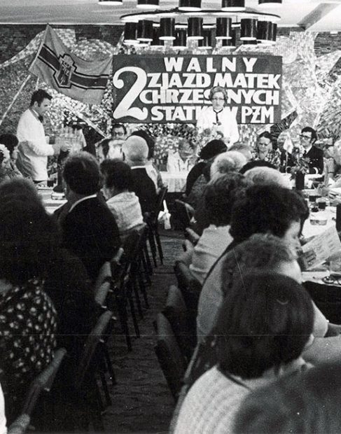 Sala zjazdowa z banerem 2. Walny Zjazd Matek Chrzestnych Statków PŻM, w tle flaga PŻM i mozaika na ścianie