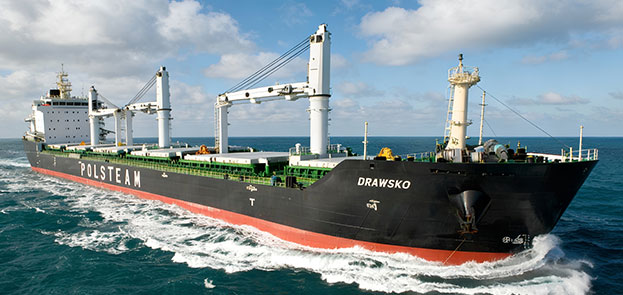 płynący statek drawsko na otwartym morzu