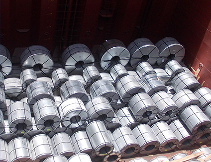 Zwoje blachy stalowej ułożone warstwowo wewnątrz ładowni statku transportowego